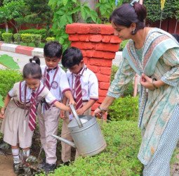 मदर एथीना स्कूल  में  पर्यावरण संरक्षण की दिशा में एक कदम, हुआ पौधरोपण कार्यक्रम