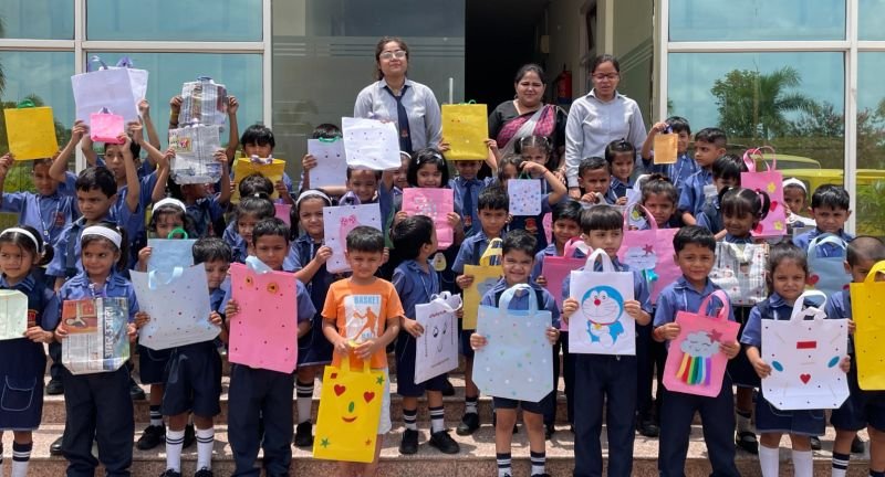 एचपी इंटरनेशनल स्कूल के बच्चे बोले- ‘Say No To Plastic, Save Earth’