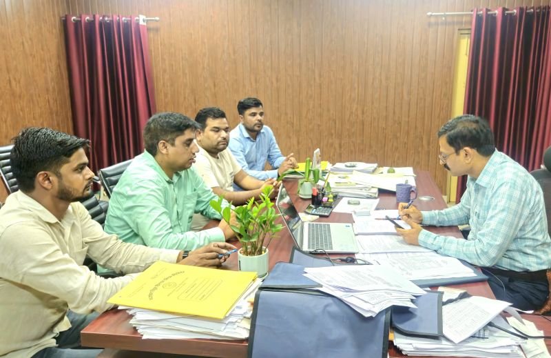 रोहरी में 15 दिन से फुंका पड़ा है ट्रांसफार्मर, गर्मी और अंधेरे में रह रहे ग्रामीण