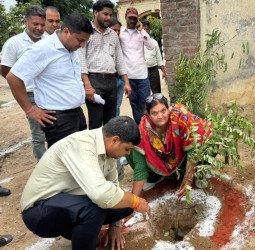जिला पंचायत अध्यक्ष वर्षा यादव ने कई जगह रोपे पौधे