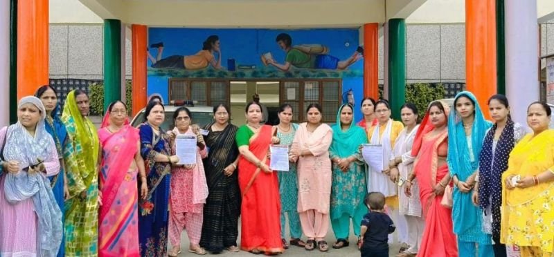 डिंपल यादव पर की गई टिप्पणी से सपा महिला सभा आक्रोशित, ज्ञापन सौंपा