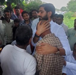 शोकाकुल परिवारों से मिले सांसद आदित्य यादव, दी सांत्वना, बोले- 'हरसंभव मदद करेंगे'