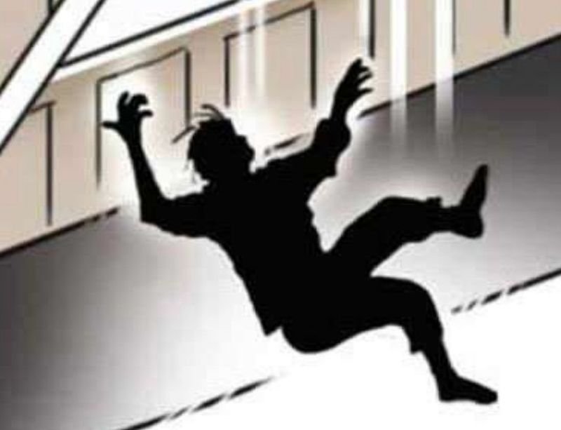 बदमाशों को शोर मचा...हड़बड़ाहट में छत से सिर के बल गिरा युवक, मौत