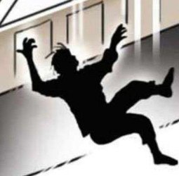 बदमाशों को शोर मचा...हड़बड़ाहट में छत से सिर के बल गिरा युवक, मौत