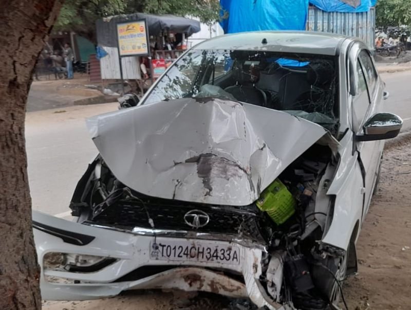 पेड़ से टकराई कार, मामा के घर से लौट रहे युवक की मौत