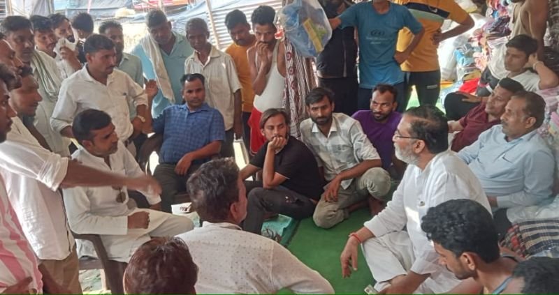 जनता दल (समाजवादी) ने नुमाइश का दौरा कर पीड़ित दुकानदारों से की बात