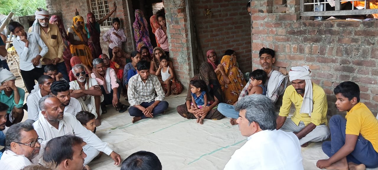 मुनेंद्र के परिवार वालों से मिले पूर्व एमएलसी जितेंद्र यादव