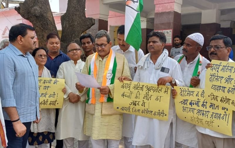 बच्चों की मौत से आक्रोशित कांग्रेसियों ने महिला अस्पताल में किया प्रदर्शन