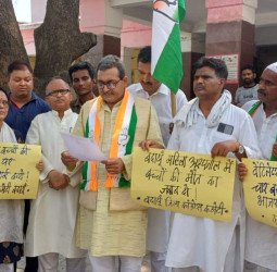 बच्चों की मौत से आक्रोशित कांग्रेसियों ने महिला अस्पताल में किया प्रदर्शन