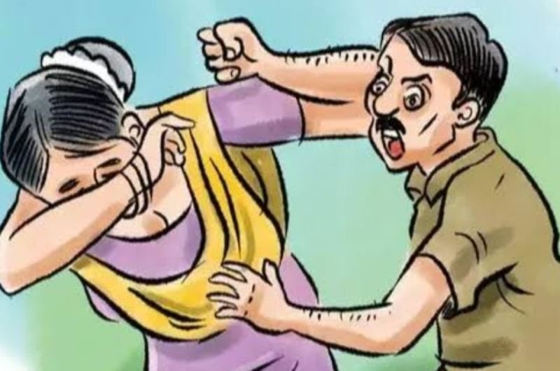 महिला का हाथ पकड़कर बोला सभासद...'मेरी इच्छा पूरी कर दो, आवास दिला दूंगा'