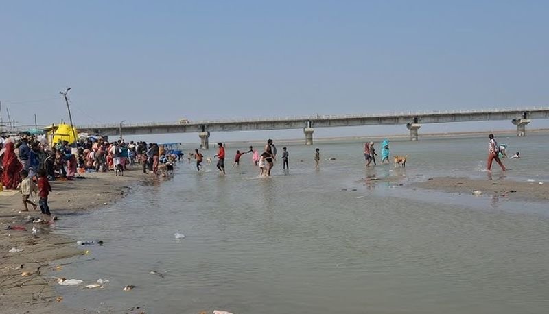 गंगा में नहा रहे थे लोग, तभी उन्होंने देखा ये नजारा...कुछ ही देर में लग गई भीड़