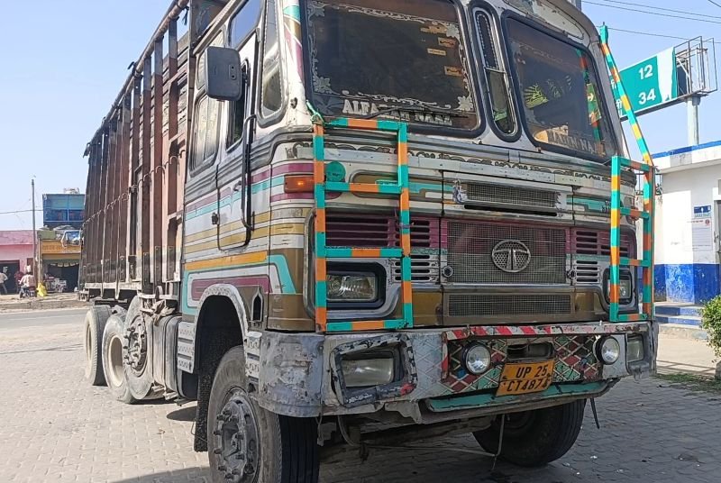 ट्रक ने ट्रैक्टर को पीछे से मारी टक्कर, एक मजदूर की मौत