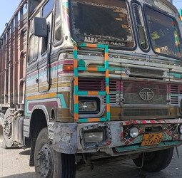 ट्रक ने ट्रैक्टर को पीछे से मारी टक्कर, एक मजदूर की मौत