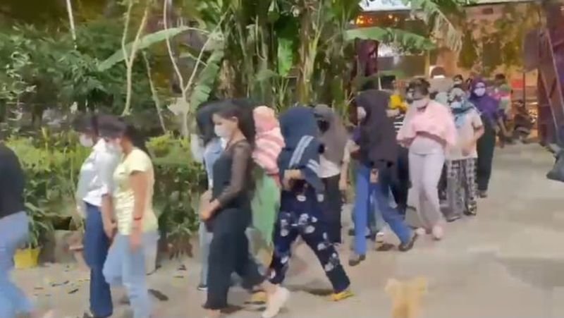 वीडियोः 'फूड डिलीवरी' की तरह होटलों में भेजी जा रही थीं लड़कियां, सेक्स रैकेट का भंडाफोड़