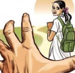 छेड़छाड़ का विरोध करने पर शिक्षक ने दबा दिया गला, छात्रा की चली गई आवाज