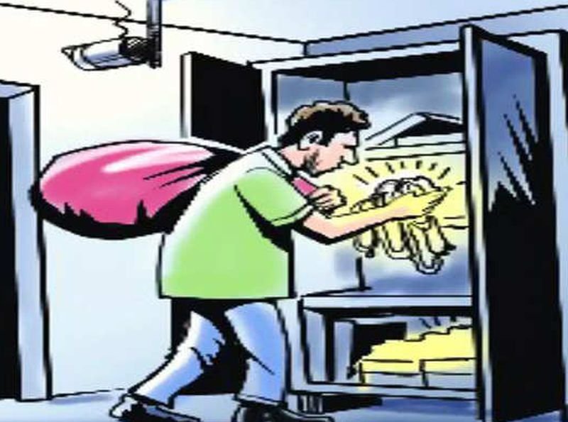 रात में सो रहे थे घर वाले, चोरों ने पांच लाख की नगदी समेत जेवर कर लिए पार