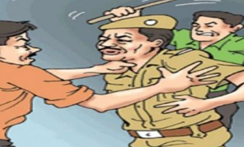 खंभे से बांधकर पीट रहे थे युवक को, छुड़ाने की कोशिश की तो पुलिस पर हुए हमलावर