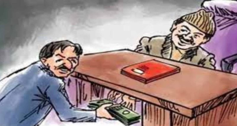 अब हत्थे चढ़ा बिल्सी का रिश्वतखोर लेखपाल, पांच हजार की घूस लेते पकड़ा