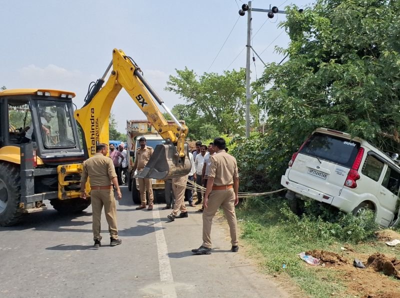 टायर फटने से स्कॉर्पियो हुई बेकाबू, टक्कर से बाइक सवार की मौत