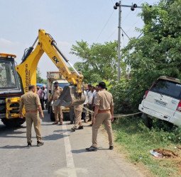 टायर फटने से स्कॉर्पियो हुई बेकाबू, टक्कर से बाइक सवार की मौत