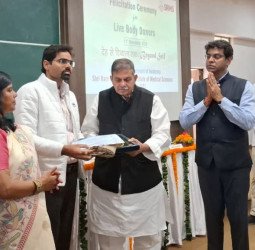 देहदान का संकल्प लेने के लिए सम्मानित की गईं डॉ. लता, पुत्र ने लिया सम्मानपत्र