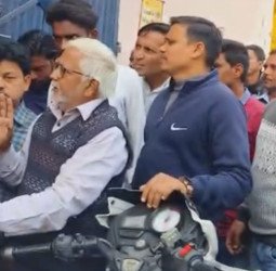 पानी पीने की बोतल मे कर दी पेशाब, शौचालय की दीवारों पर लिख दी 'गंदी बात'...आरोप लगाते हुए लोगों ने किया स्कूल में हंगामा