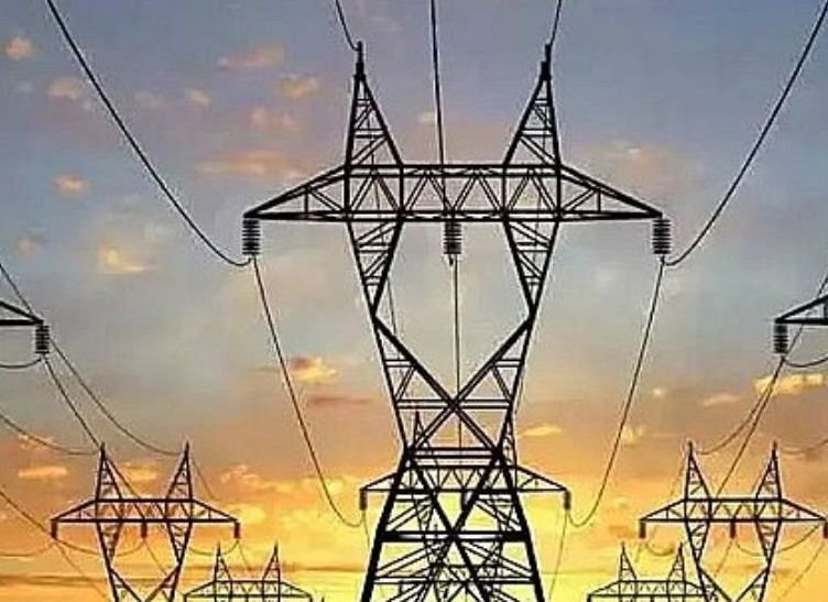 बस जरा सा हाथ ऊपर किया...मौत ने खींच लिया, करंट से ऐसे हुई दो लोगों की मौत