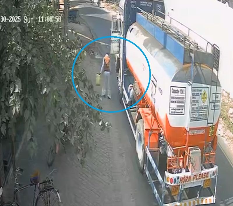 वीडियोः गलती किसी की भी हो, पर मौत का 'वक्त' तय है...जिस टैंकर से उतरा, उसी से कुचल गया