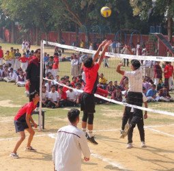 मदर एथीना स्कूल में बच्चों ने खेला वॉलीबाल, अंर्तविद्यालयी मैच का हुआ आयोजन
