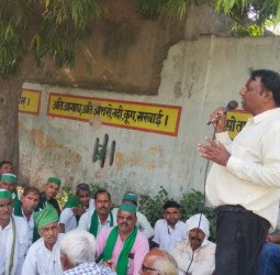 किसानों की हो रही दुर्दशा, सरकार नहीं दे रही ध्यानः राजेश सक्सेना