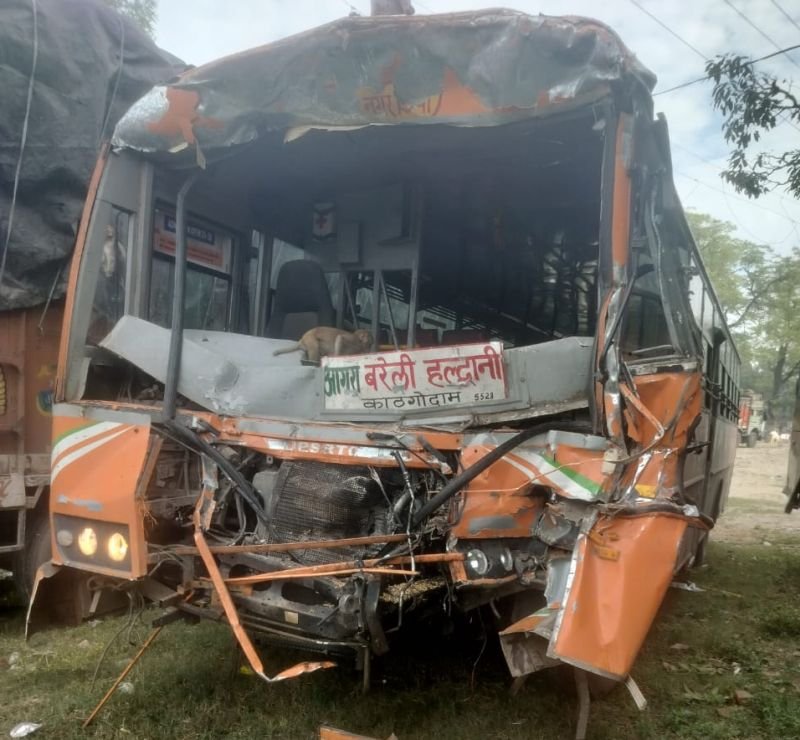 खड़े ट्रक से टकराई रोडवेज बस, आईटीबीपीएफ के जवान समेत दो की मौत