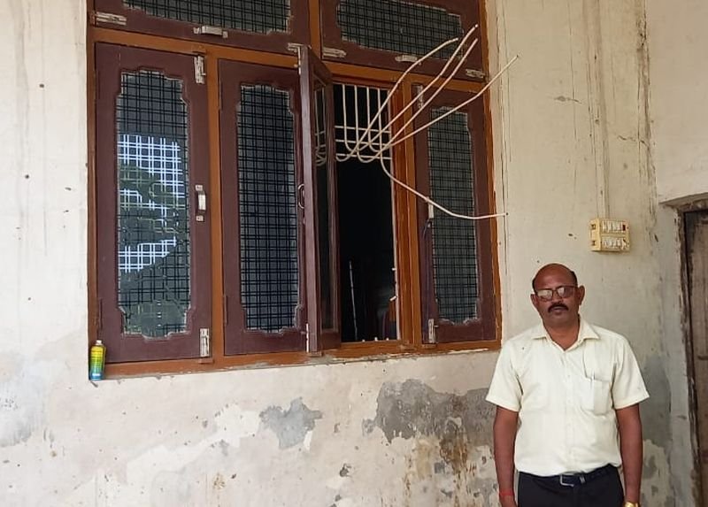 बदायूं में सपा नेता के घर में घुसे बदमाश, साढ़े पांच लाख की नकदी समेत 50 लाख का माल उड़ाया