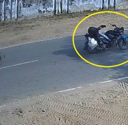 वीडियोः बाइक में लगी ई-रिक्शा की टक्कर, युवक की मौत...भिड़ंत के बाद दूसरे रास्ते से भाग लिया रिक्शा चालक