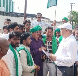 मेंथा फैक्ट्री से छोड़ा जाता है केमिकल युक्त गंदा पानी, किसानों की जमीन हो रही बंजर