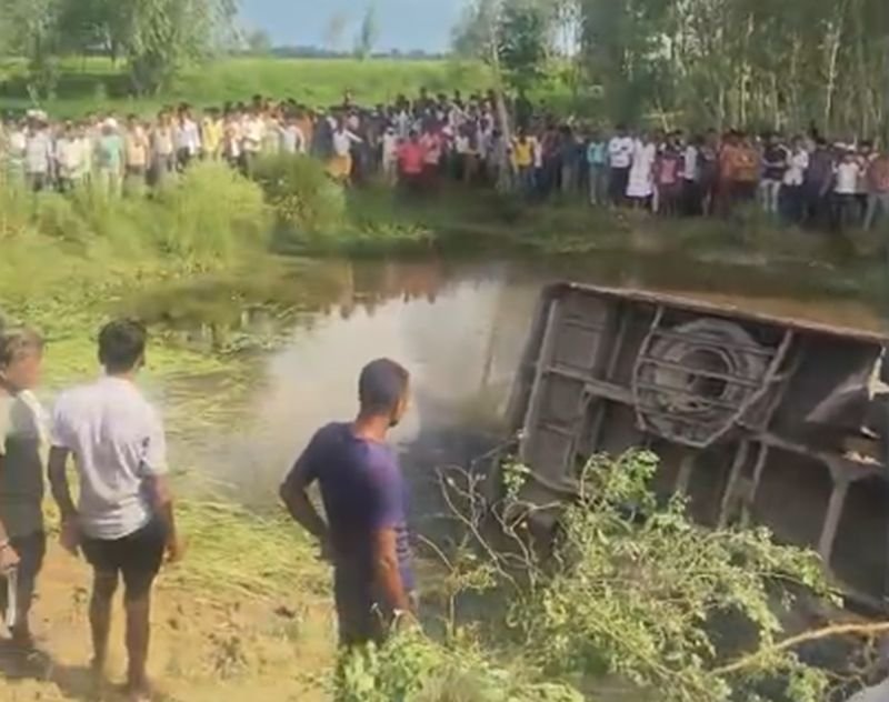 यात्रियों से भरी बस हुई अनियंत्रित, खंती में जाकर पलटी, फिर इतने लोग हुए काल का शिकार...