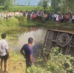 यात्रियों से भरी बस हुई अनियंत्रित, खंती में जाकर पलटी, फिर इतने लोग हुए काल का शिकार...