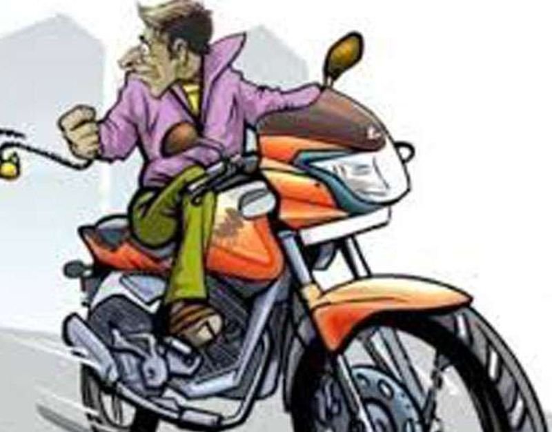 अंदर लाइब्रेरी में पढ़ रहा था छात्र, बाहर से बाइक ले गए चोर, गैस एजेंसी को भी बनाया निशाना