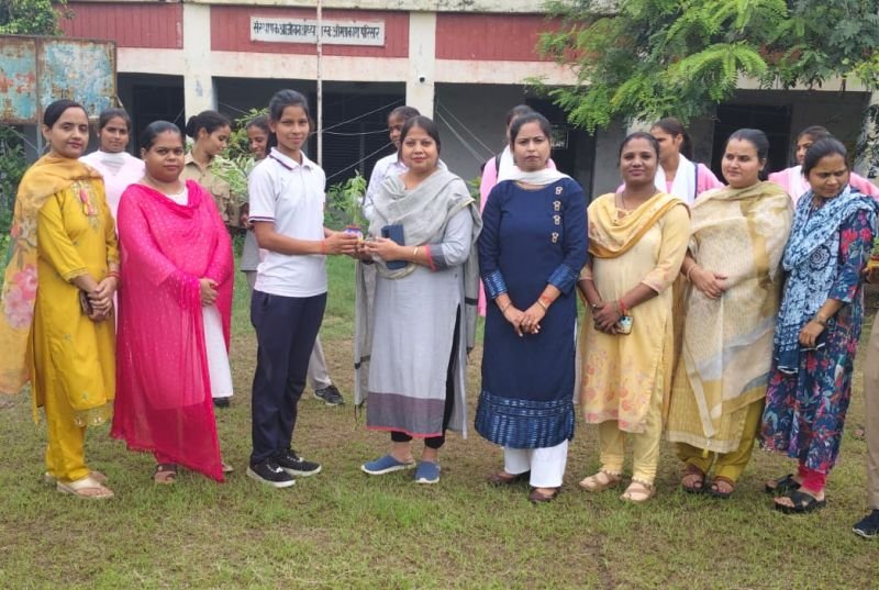 गिंदो देवी में 'एक पेड़ मां के नाम'...छात्राओं ने रोपे पौधे, शिक्षिकाओं ने बढ़ाया हौसला