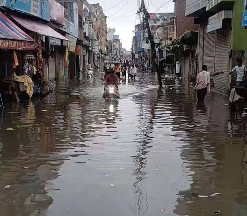 बारिश में 'डूब' गया पालिकाध्यक्ष का वादा...सड़कें बनीं तालाब, बिसौली में दीवार गिरी, दबकर महिला की मौत