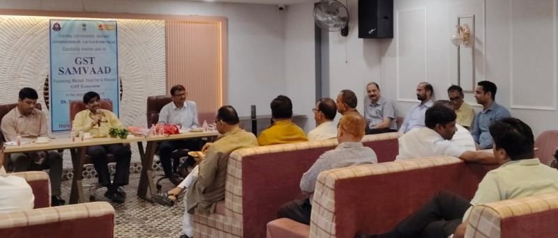 बदायूं सिटी मॉल में हुआ जीएसटी संवाद, अधिकारी और व्यापारी हुए शामिल