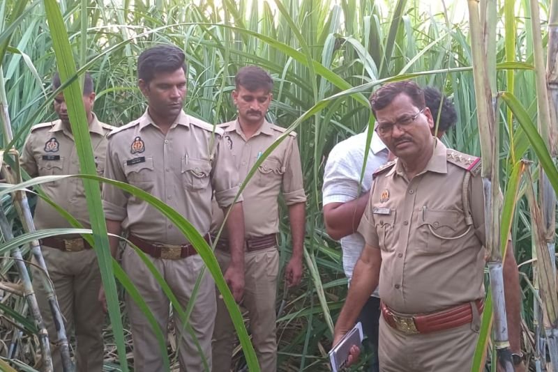 ईख के खेत में जब पड़ी लोगों की नजर, फैल गई सनसनी, पुलिस ने देखा तो मिला....