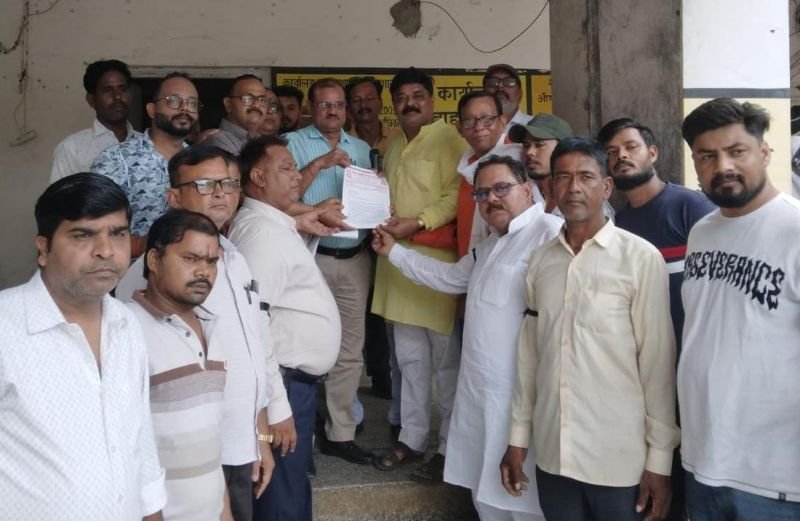खाद्य विभाग में विसंगतियों के विरोध में व्यापारियों का प्रदर्शन, कार्यालय पर दिया धरना