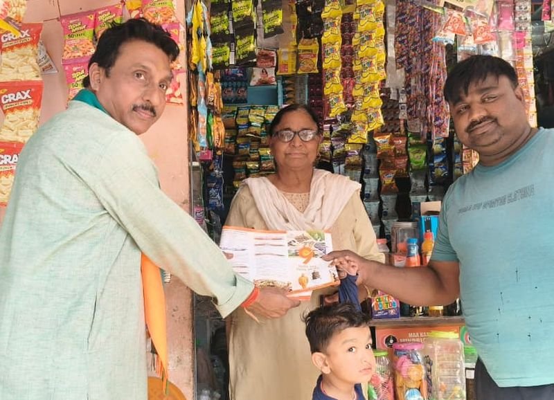 एमएलसी प्रतिनिधि शारदेंदु पाठक ने ग्रामीणों से किया संवाद, सरकार की योजनाएं बताईं