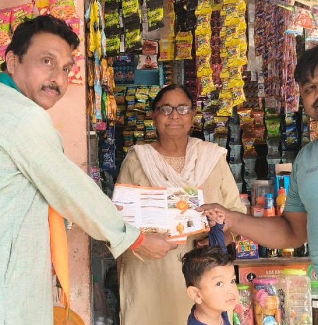 एमएलसी प्रतिनिधि शारदेंदु पाठक ने ग्रामीणों से किया संवाद, सरकार की योजनाएं बताईं