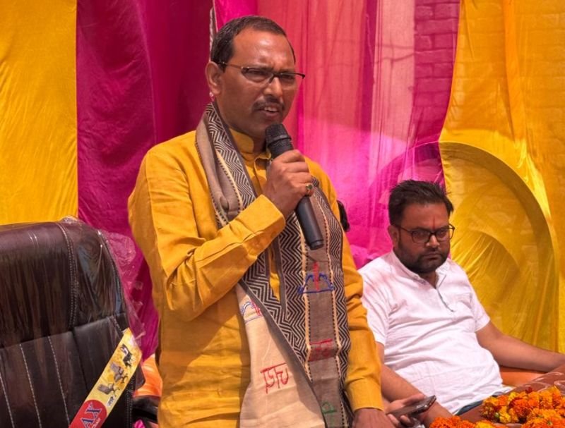 बिल्सी विधायक हरीश शाक्य ने किया ग्रामीणों से संवाद, बुजुर्गों का लिया आशीर्वाद