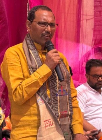 बिल्सी विधायक हरीश शाक्य ने किया ग्रामीणों से संवाद, बुजुर्गों का लिया आशीर्वाद