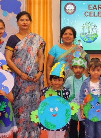 विश्व पृथ्वी दिवस पर मदर एथीना स्कूल में ‘ब्लू डे’ का आयोजन