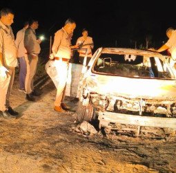 कार जलती रही, अंदर फंसी महिला चीखती रही...फिर जिंदा जलकर हुई मौत, पति भी झुलसा