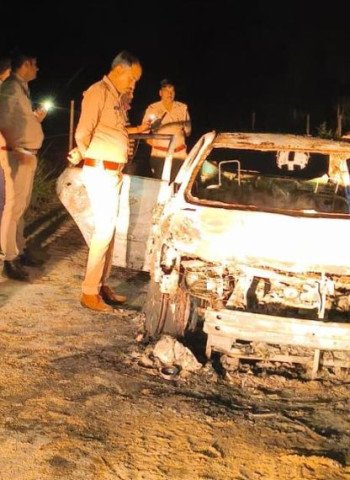 कार जलती रही, अंदर फंसी महिला चीखती रही...फिर जिंदा जलकर हुई मौत, पति भी झुलसा