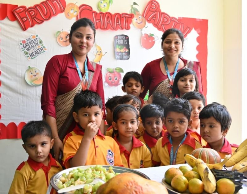 बच्चों ने बनाए रंग बिरंगे कार्ड, फ्रूट चाट का लिया आनंद...खूब खिलखिलाए बच्चे